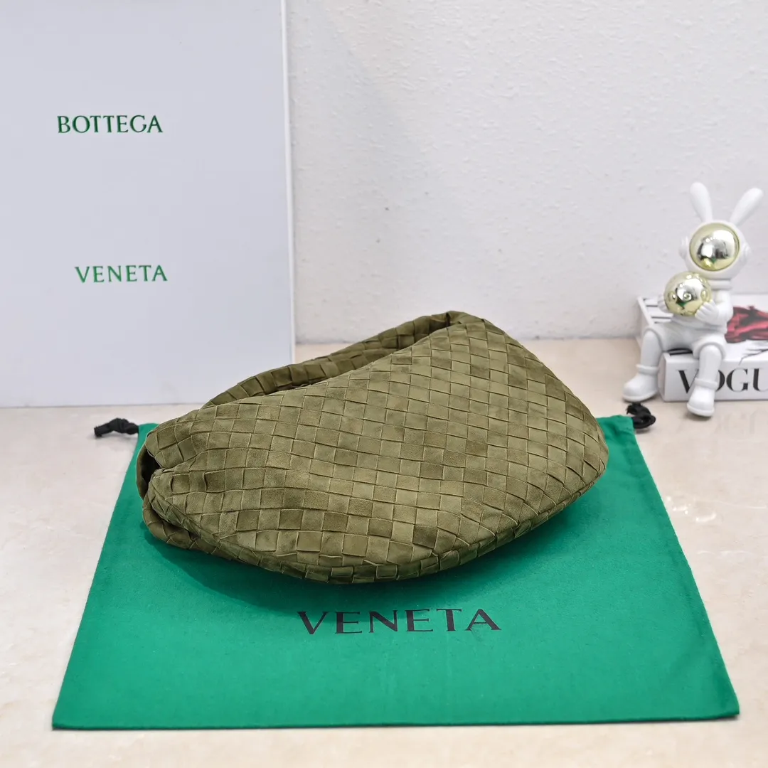 Batch 1460 JODIE Sheep Suede Medium size comes out of Huo~ It is much more practical than small size. The shape is still fashionable and good-looking. Made of classic Yangjin weaving. The iconic weaving has always been the most proud design of BV. The soft shape is super suitable for concave shape~ Not only the size has been changed, the quality details are also more refined. The version is more round and Q. The medium size has more styles. It is not only practical and can hold everything, but also can carry Jodie's fashionable concave shape. It’s really both practical and fashionable. It’s awesome! Size: 36x21x13, model: 6697# frosted leather